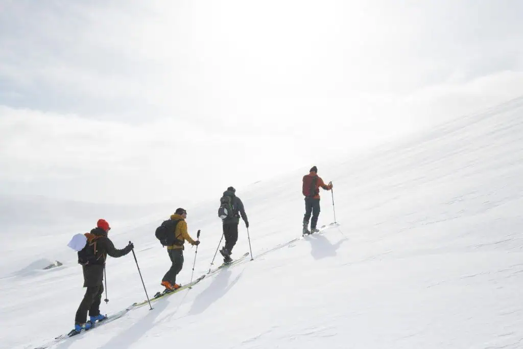 Fjällvandring i Funäsdalen med snötäckta fjäll och skidåkning, perfekt för en fjällsemester i svenska fjällen.